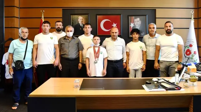 Şampiyonlardan Başkan Oral'a ziyaret