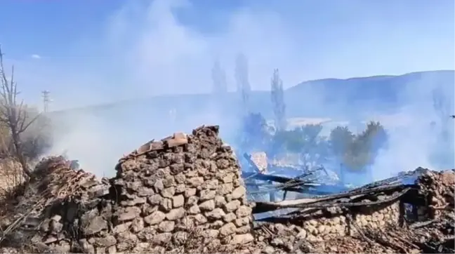 Çankırı'da çıkan yangında 3 ev ve 1 samanlık yandı