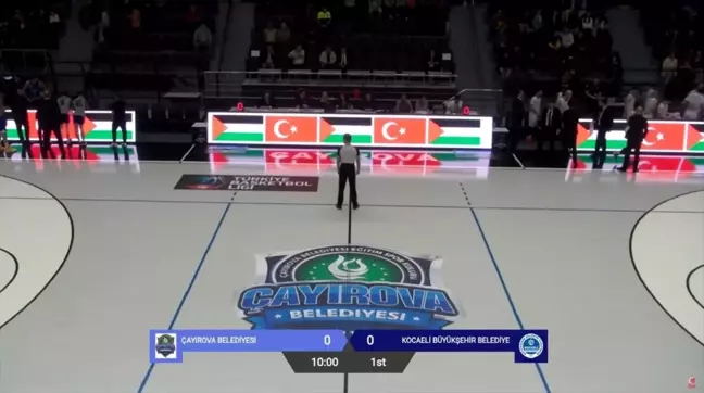 Kocaeli'deki basketbol müsabakasında oyuncular, ilk hücuma çıkmayarak İsrail'in saldırılarını protesto etti