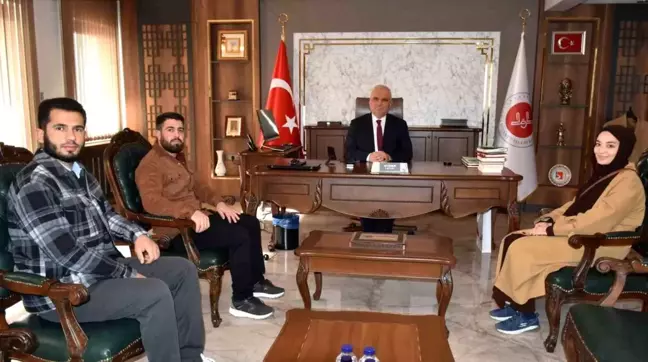 Bilecik Şeyh Edebali Üniversitesi'nde düzenlenen yarışma sonrası umre ödülü alan gençler İl Müftüsü Ali Erhun ile bir araya geldi