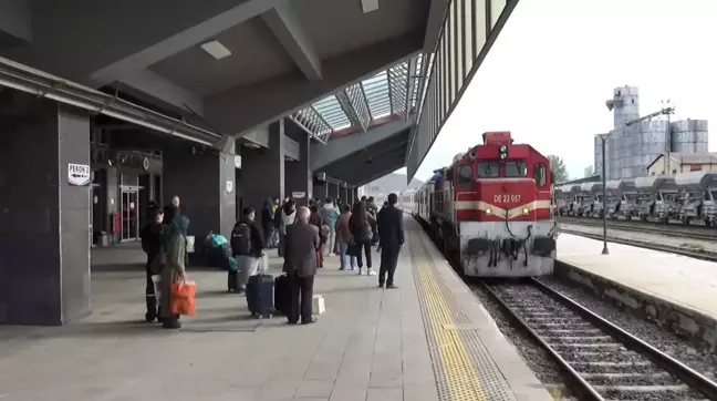 Kars'ta Vatandaşlar Tren Yolculuğuna Yöneldi