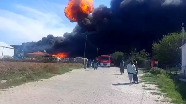 Tekirdağ'da Kimyasal Boya Fabrikasında Yangın Çıktı