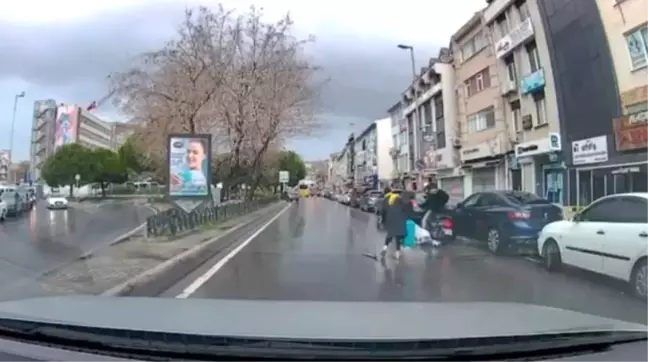 Kadıköy'de Motosiklet Yaya'ya Çarptı