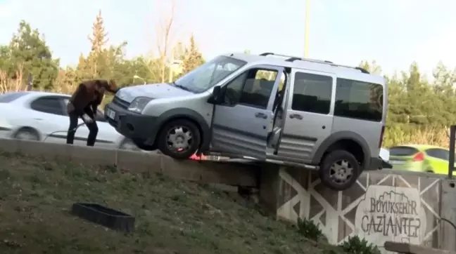 Gaziantep'te Trafik Kazası: Hafif Ticari Araç Köprüde Asılı Kaldı