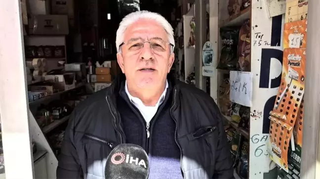 Sultangazi'de Marketten 600 TL Değerinde Çikolata Çalan Genç Güvenlik Kamerasında