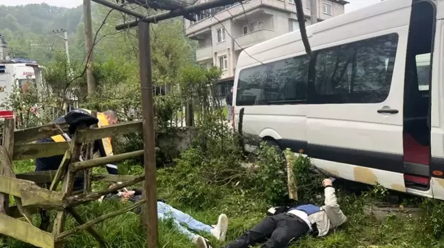 Düzce'de İşçileri Taşıyan Minibüs Ağaca Çarpınca 8 Yaralı