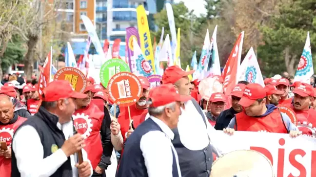 Kırşehir'de 1 Mayıs Yürüyüşü: İşçi Haklarına Dikkat Çekildi