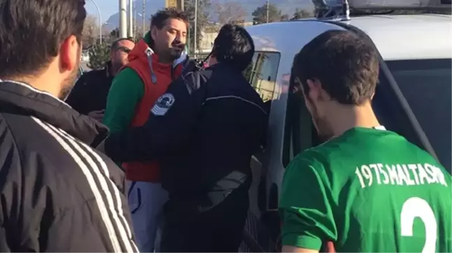 Amatör Futbolcunun Hakeme Yumruk Atması
