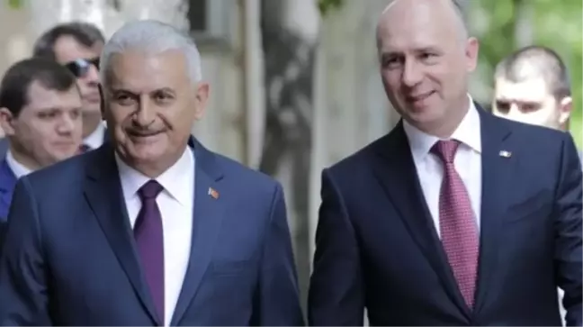 Başbakan Yıldırım, Giresun Milletvekili Sabri Öztürk'ün Resim Sergisini Gezdi