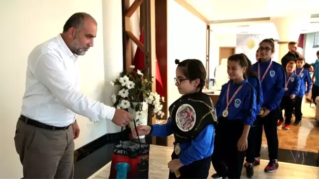 Başkan Sandıkçı'dan muaythai sporcularına ödül