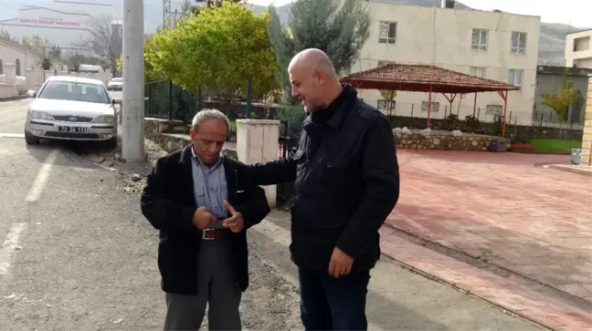 Yolda bulduğu para dolu cüzdanı sahibine teslim etti