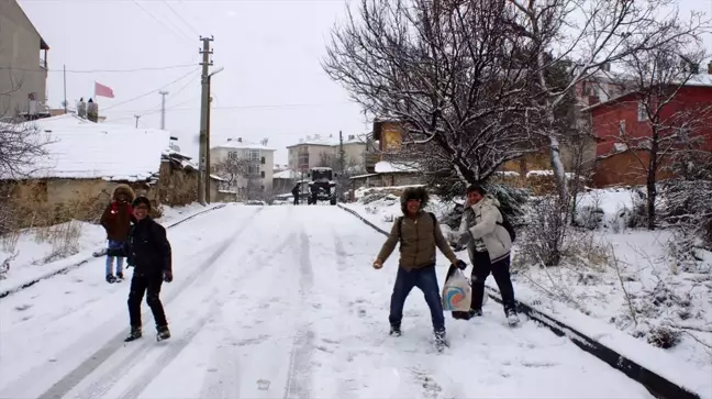 Çubuk'ta kar yağışı etkili oluyor
