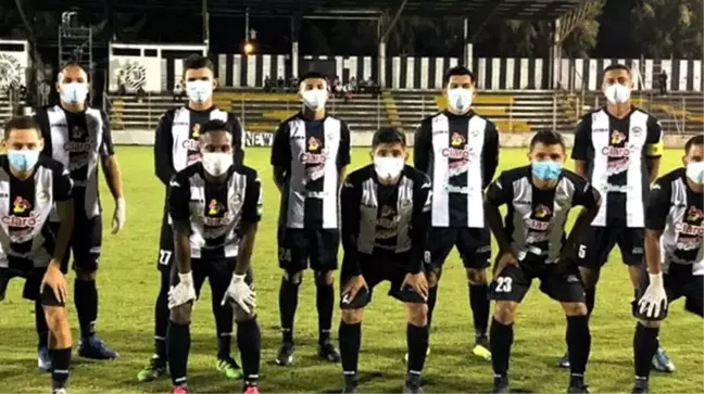 Nikaragua'da ligler ertelenmeyince maça maske ile çıktılar