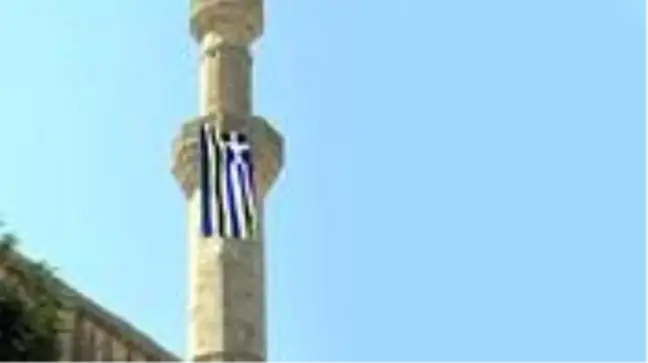 Yunan'ın Ayasofya hazımsızlığı devam ediyor! Tarihi camiye bayrak astılar