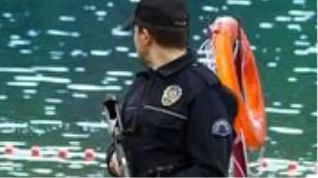 Serinlemek için denize giren polis memuru boğuldu