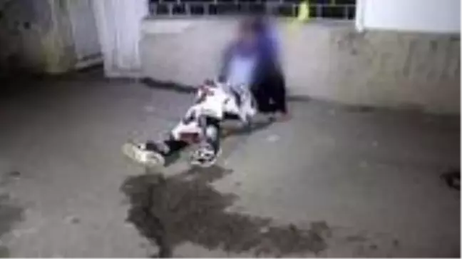 Bacağından ve sırtından bıçaklanan genç ilk iş ailesini aradı