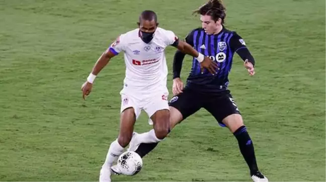Club Olimpia kaptanı Jerry Bengston maça maskeyle çıktı