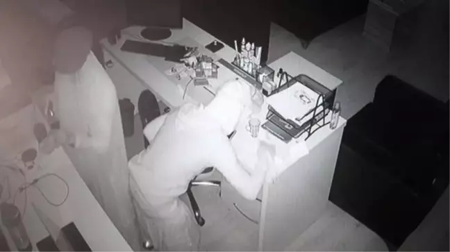 Kadın kılığına girip iş yeri soymak isteyen hırsızlar önce kameraya sonra polise yakalandı
