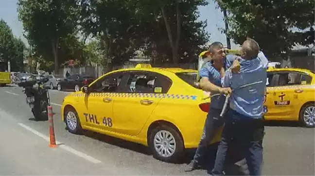 Kazanın ardından ikisi de sopalarına sarıldı! Taksicilerin kavgası, yolculara korku dolu anlar yaşattı