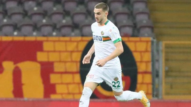 Berkan Kutlu, Galatasaray'da! 23 yaşındaki futbolcuyla 5 yıllık sözleşme imzalandı