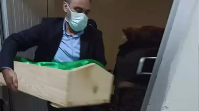 En acı fotoğraf karesi! Süt kamyonunun altına giren çocuğu fark etmeyen şoför aracı hareket ettirmiş