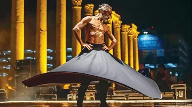 İzmir'deki bir etkinlikte dans eden yarı çıplak semazen tepkilere neden oldu