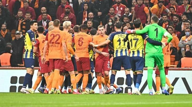 Her şey Mesut Özil'e çakmak atılmasıyla başladı! Derbide ortalık savaş alanına döndü
