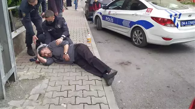 Kaldırımda yürüyen adamı 