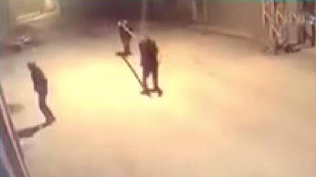Hırsız duvardan atlarken hırsızlarla karşılaştı! O anlar saniye saniye görüntülendi