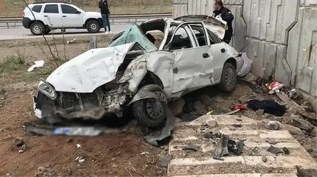 Sivas'ta duvara çarpan otomobildeki 2 kişi öldü, 4 kişi yaralandı