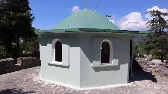 Zarar verilen türbe yeniden onarıldı