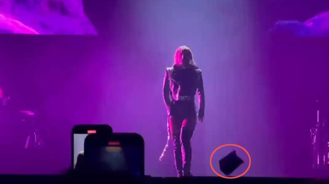 Lady Gaga'nın konserinde sahneye atılan cisim görünmeyen kalkan tarafından engellendi