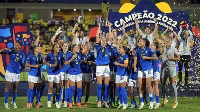 Şampiyonluk sevinci yaşayan Brezilya Kadın Futbol Takımı'ndan iki oyuncu soyunma odasında kalça dansı yaptı