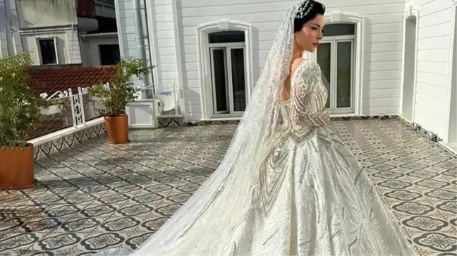 4 aylık aşkıyla evlenen Merve Boluğur'un gelinliğine beğeni yağdı! Herkes aynı yorumu yaptı