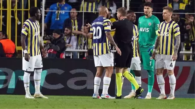 Rennes, Fenerbahçe'ye 30 dakikada şoku yaşattı! Tribünlerden Altay Bayındır'a büyük tepki