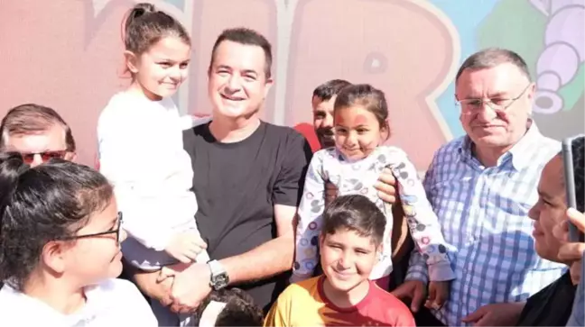 Acun Ilıcalı ve Varol Yaşaroğlu, Hatay'da depremzede çocuklarla bir araya geldi