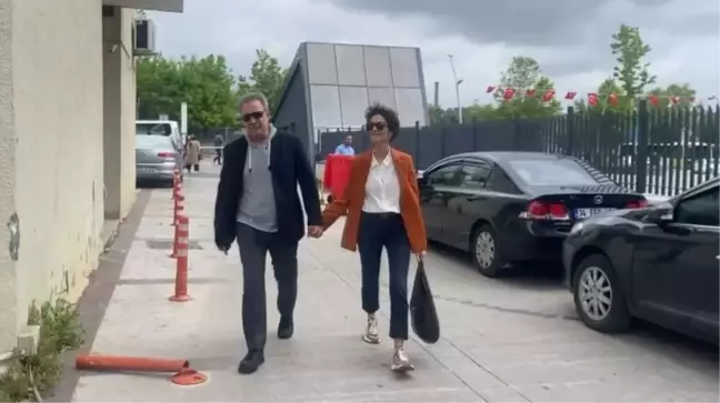 27 yıllık evlilikleri bugün bitecek olan Arzum Onan ve Mehmet Aslantuğ, adliyeye el ele geldi