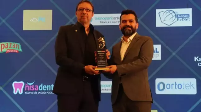 Ünlü oyuncu Hakan Boyav, Yılın Dizi Oyuncusu Ödülü'nü Haberler.com ve Sondakika.com kurucusu Ekrem Teymur'un elinden aldı