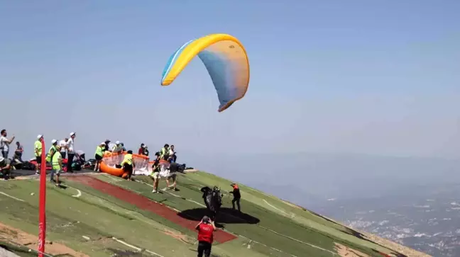 18 ülkeden 101 paraşütçü Çameli semalarını süsledi