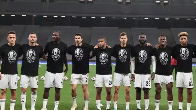 Beşiktaşlı Futbolculardan büyük vefa! Sahaya Süleyman Seba tişörtleriyle çıktılar
