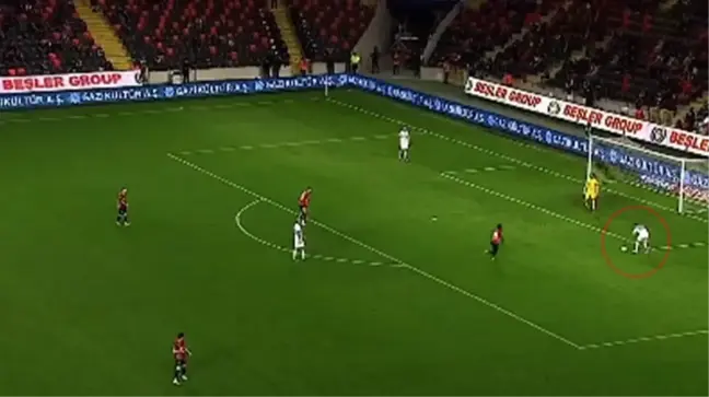 Süper Lig'de görülmemiş olay! Futbolcunun ne yapmaya çalıştığına kimse anlam veremedi
