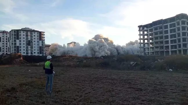 Malatya'da ağır hasarlı binaların yıkımına ara verildi