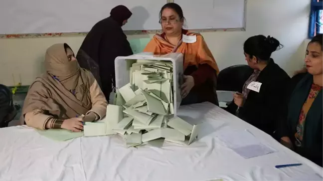 Pakistan seçimlerinde son durum! Oy verme işlemi dün saat 17.00'da bitti, sonuç hala açıklanmadı