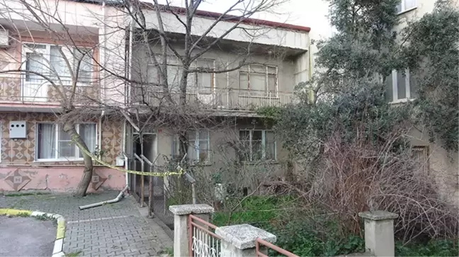 Belediye görevlisine kapıyı açmayan anne ile oğlu evde ölü bulundu