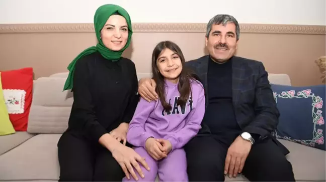Başkan Asya, karateci Asude Elif'i evinde ziyaret edip tebrik etti