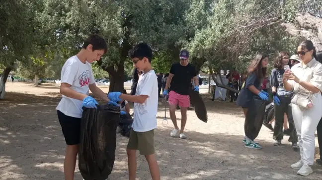 Seferihisar'da Dünya Çevre Günü etkinliği: Plaj temizliği ve atık ayrıştırma