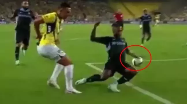 Futbolcular hakemin üzerine koştu! İşte Fenerbahçe'nin penaltı beklediği pozisyon