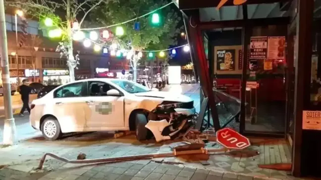 Alkollü Sürücü, Polis Takibinden Kaçarak Restorana Daldı