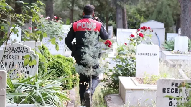 İzmir'de kazılan mezarda siyah poşet içinde başka iki insanın kemikleri bulundu