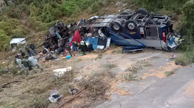 Meksika'da yolcu otobüsü, kamyonla çarpıştı: 24 ölü, 5 yaralı